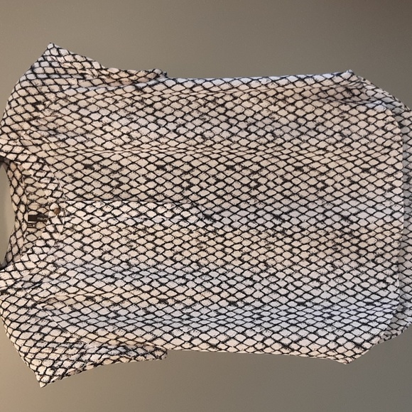 Maunce top.Sleeveless black and white.  Medium. - Picture 12 of 16